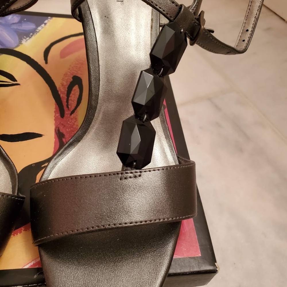 NWOT Fioni Silver and Black Kitty Heels - Picture 6 of 7